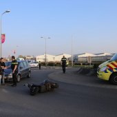Ongeval scooter met auto op rotonde Delfweg Noordwijkerhout
